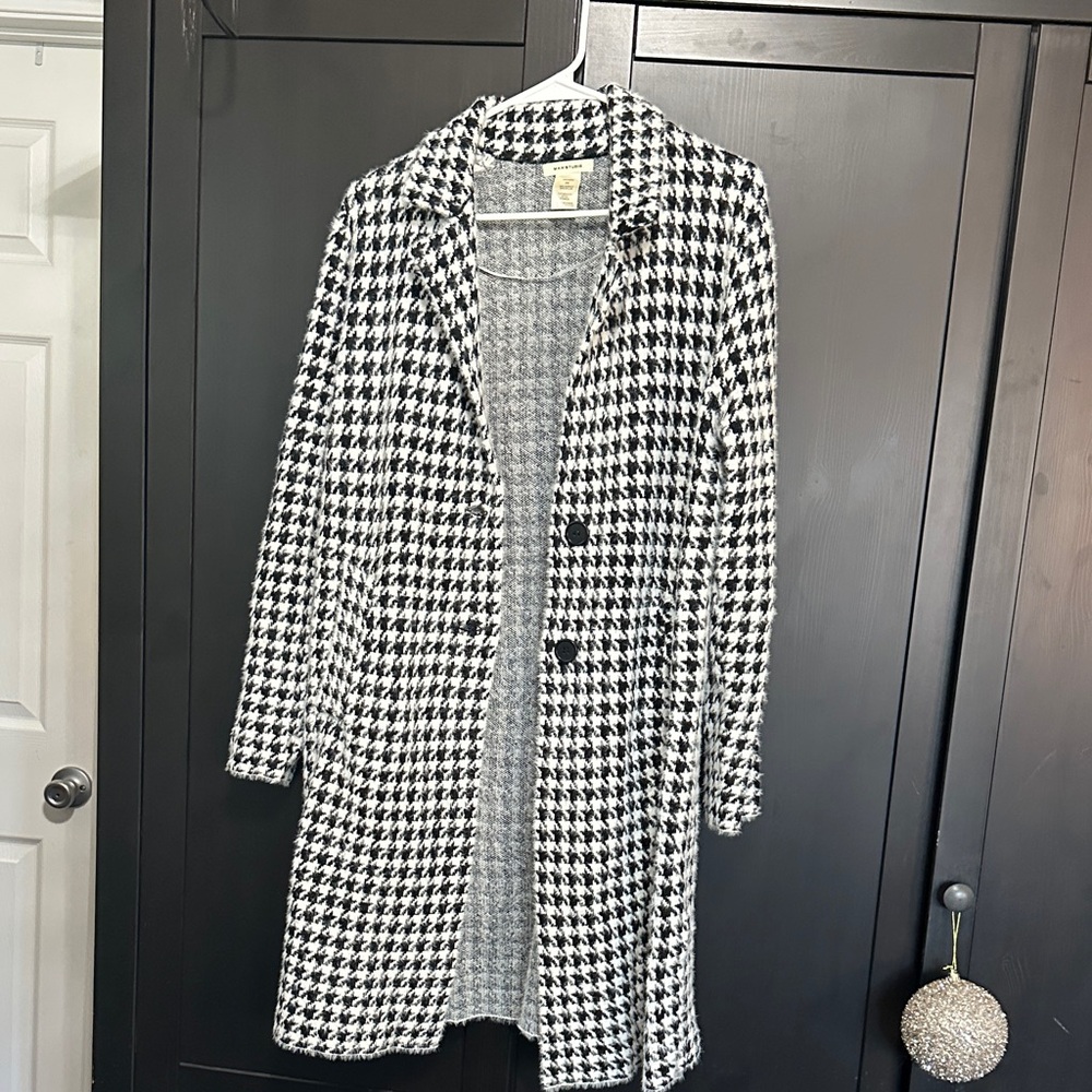 Max studio Black and White Houndstooth sweater coat size M new